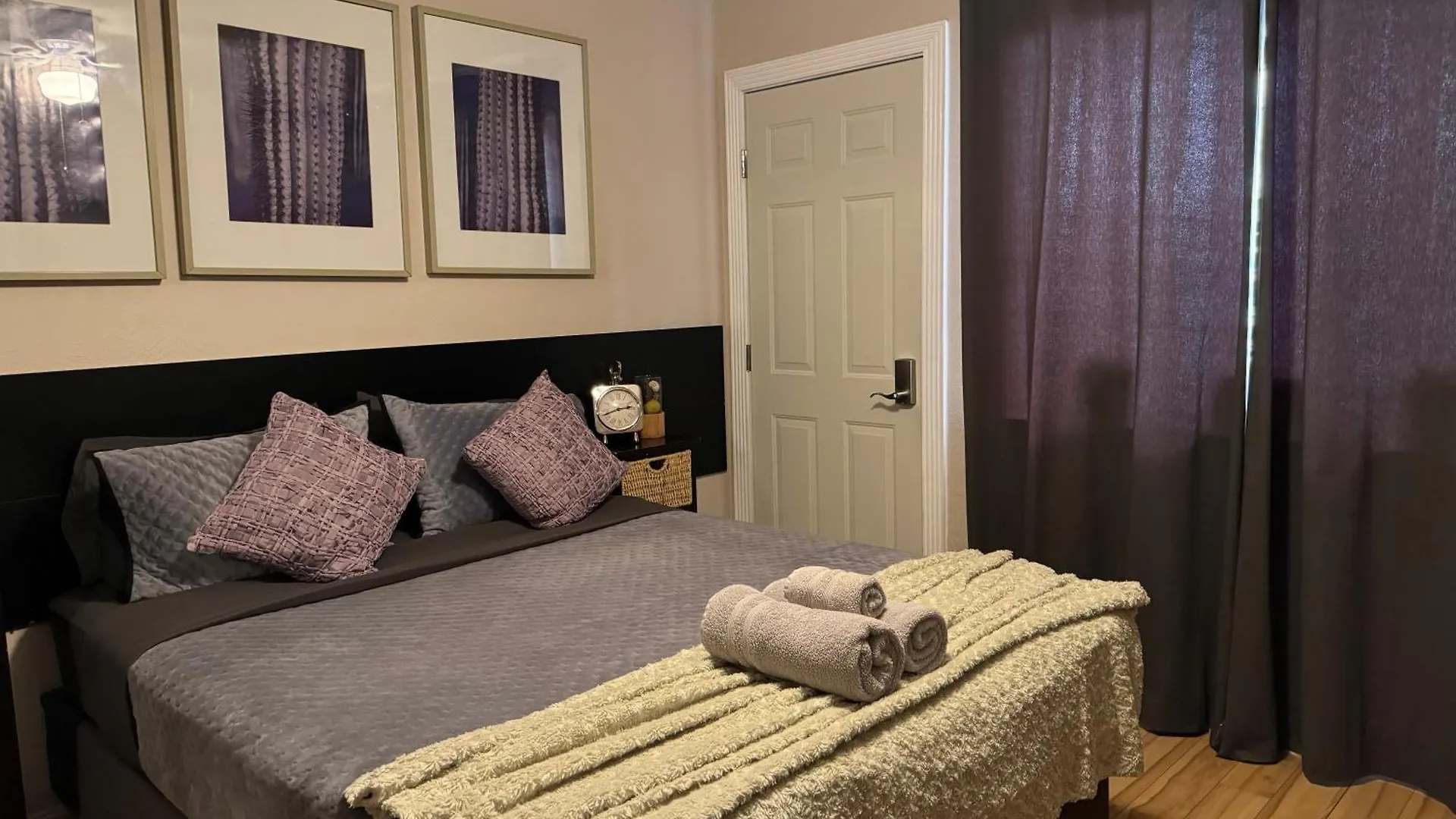 منزل للإقامة Le Noir, A Private Bedroom With A Private Entrance - Shared Bathroom لاس فيغاس